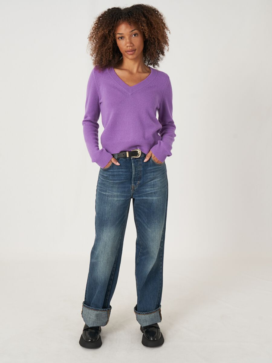 Pull court à col en V en cachemire biologique image number 10