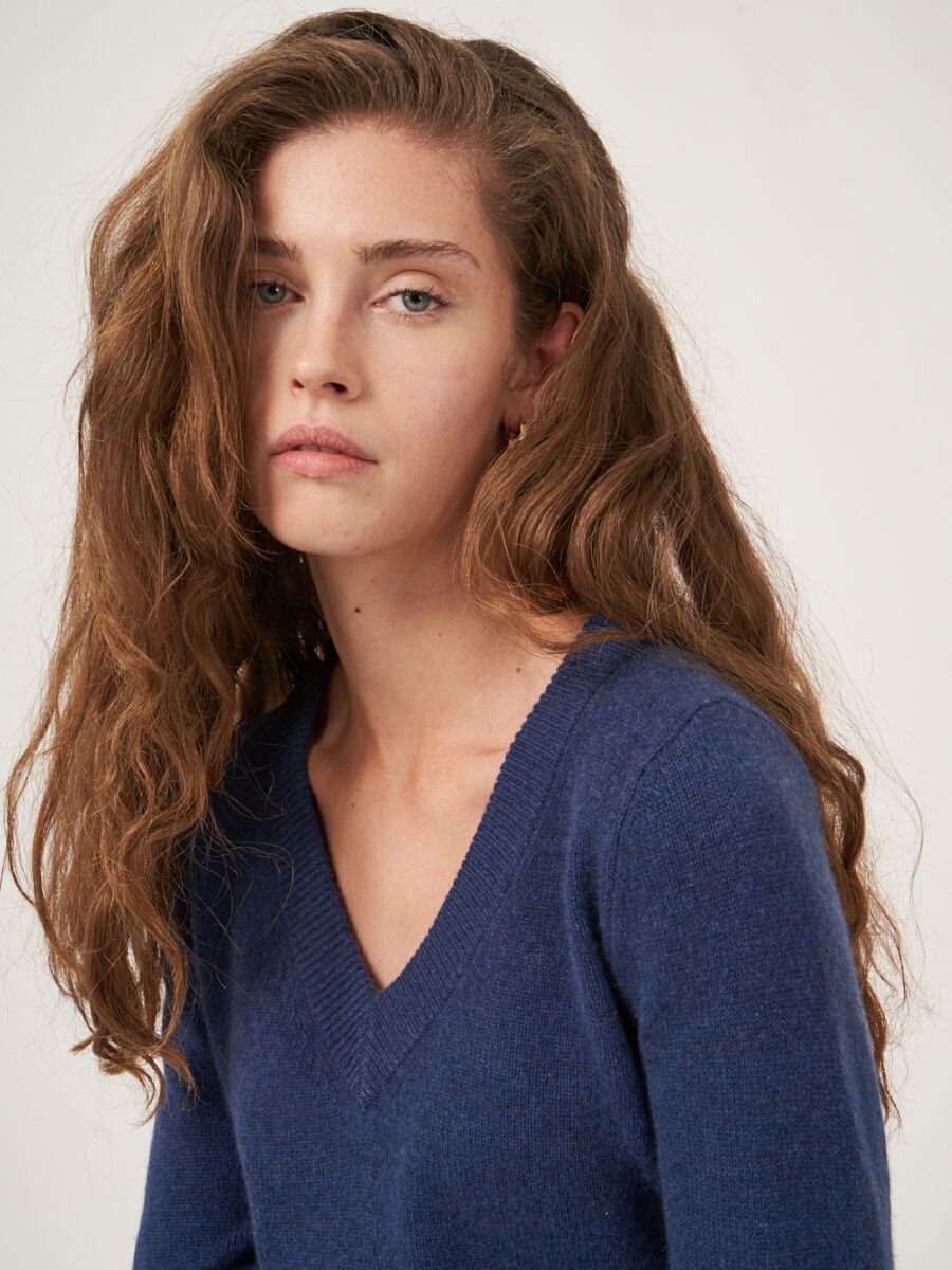 Pull court à col en V en cachemire biologique image number 14