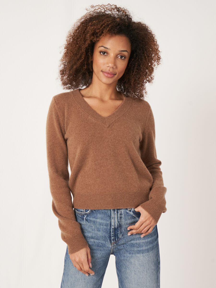 Pull court à col en V en cachemire biologique image number 19