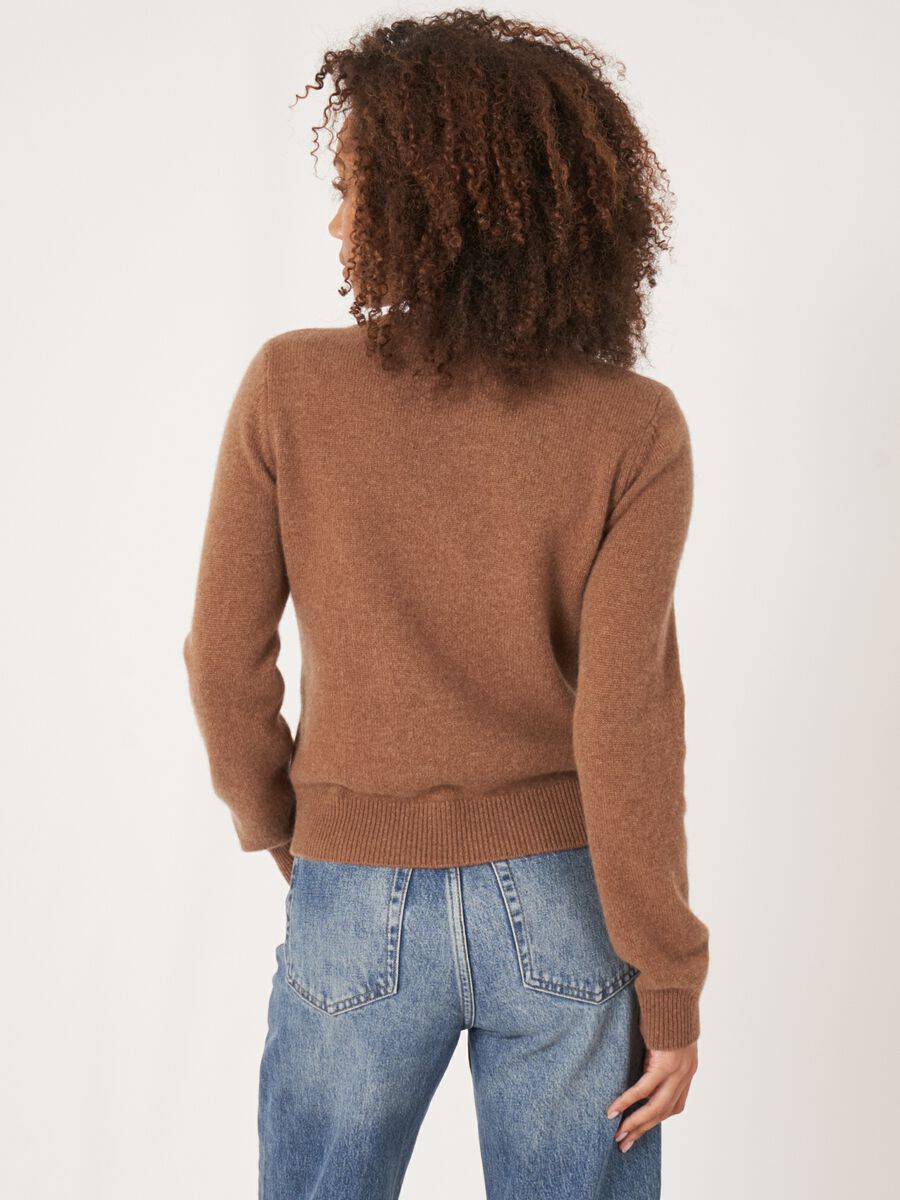 Pull court à col en V en cachemire biologique image number 20