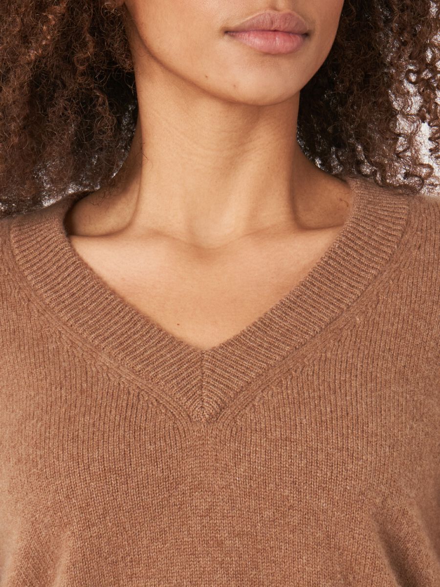 Pull court à col en V en cachemire biologique image number 21