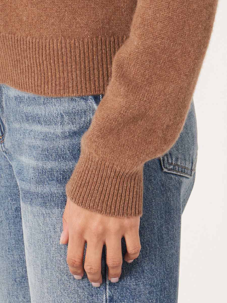 Pull court à col en V en cachemire biologique image number 22