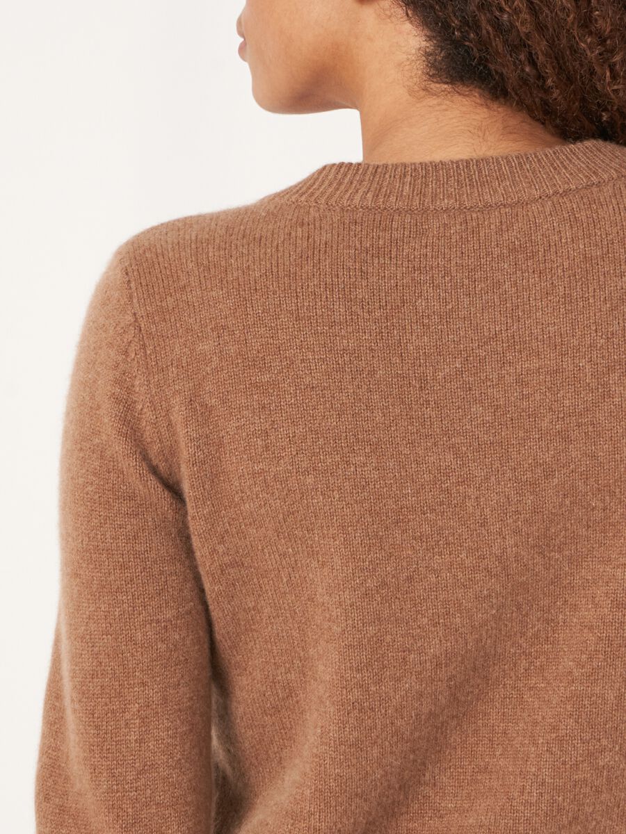 Pull court à col en V en cachemire biologique image number 23
