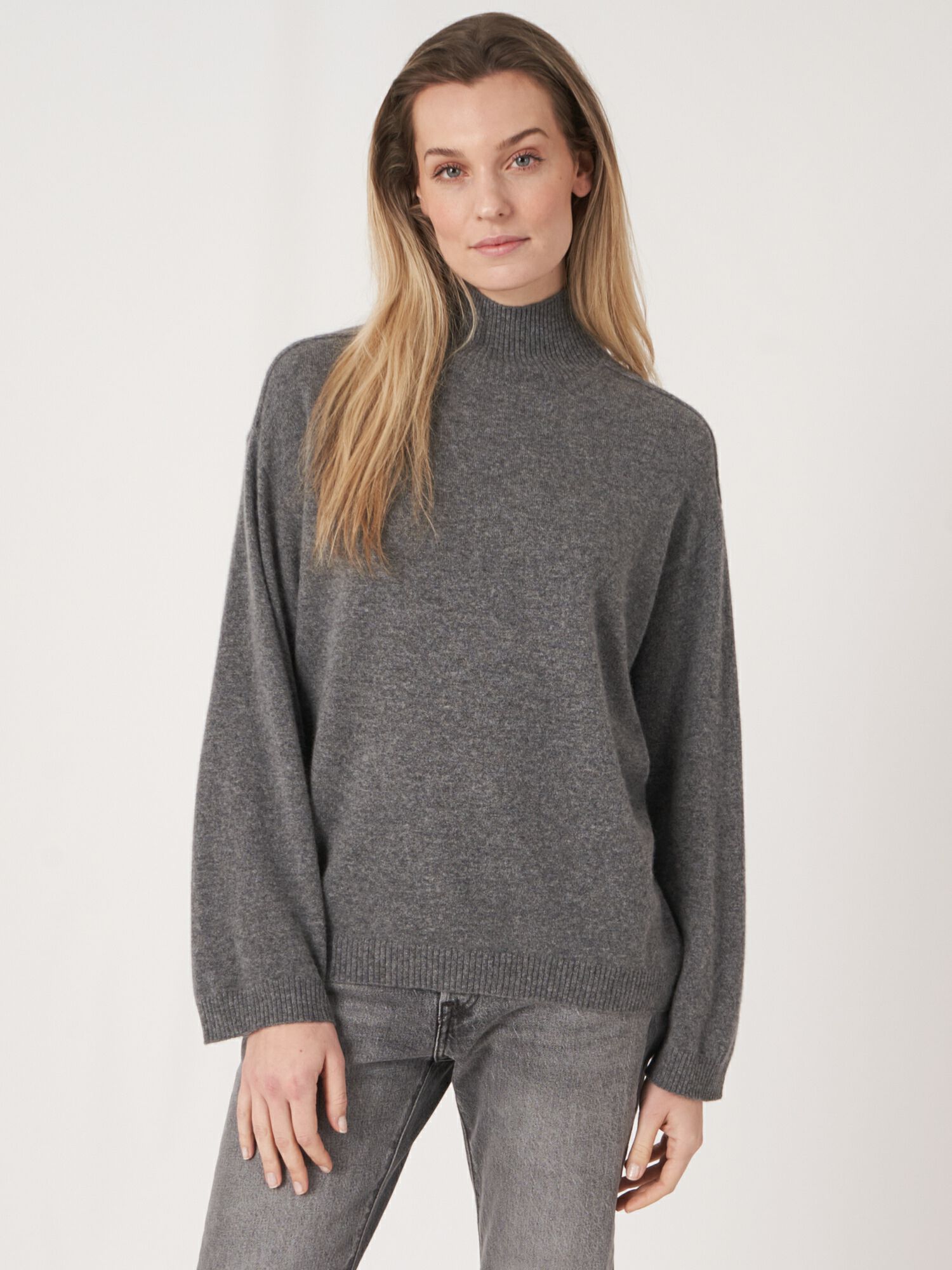 Loose fit organic cashmere with slit stand collar