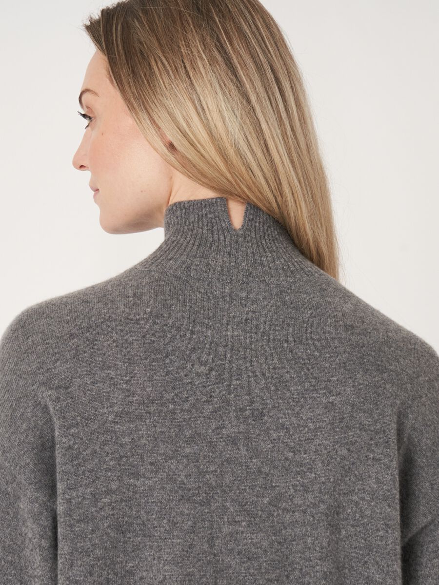 Loose fit organic cashmere with slit stand collar  image number 3