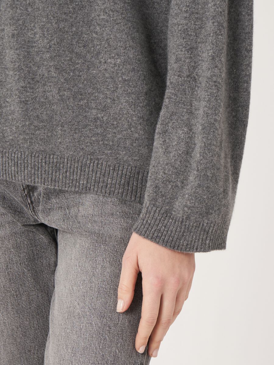 Loose fit organic cashmere with slit stand collar  image number 4