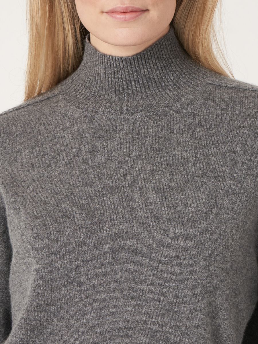 Loose fit organic cashmere with slit stand collar  image number 5