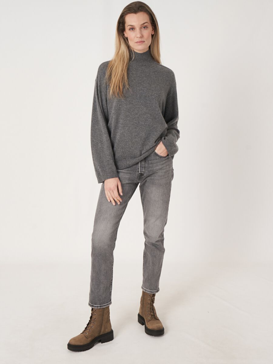 Loose fit organic cashmere with slit stand collar  image number 6
