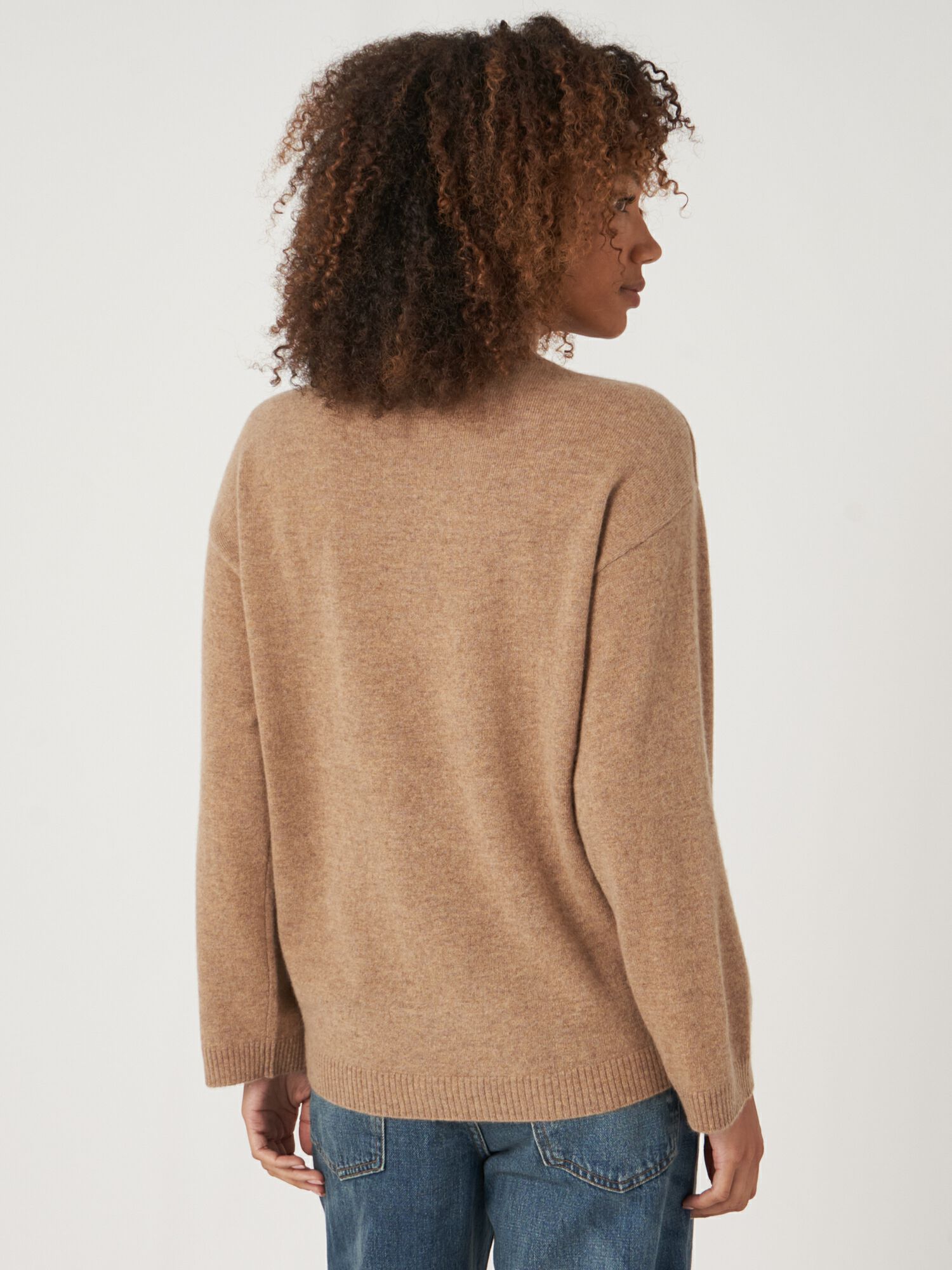 Loose fit organic cashmere with slit stand collar