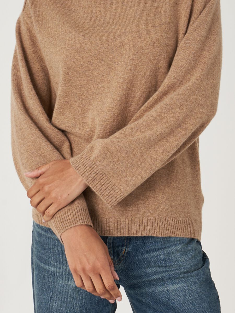 Loose fit cashmere trui met opstaande kraag met split image number 2