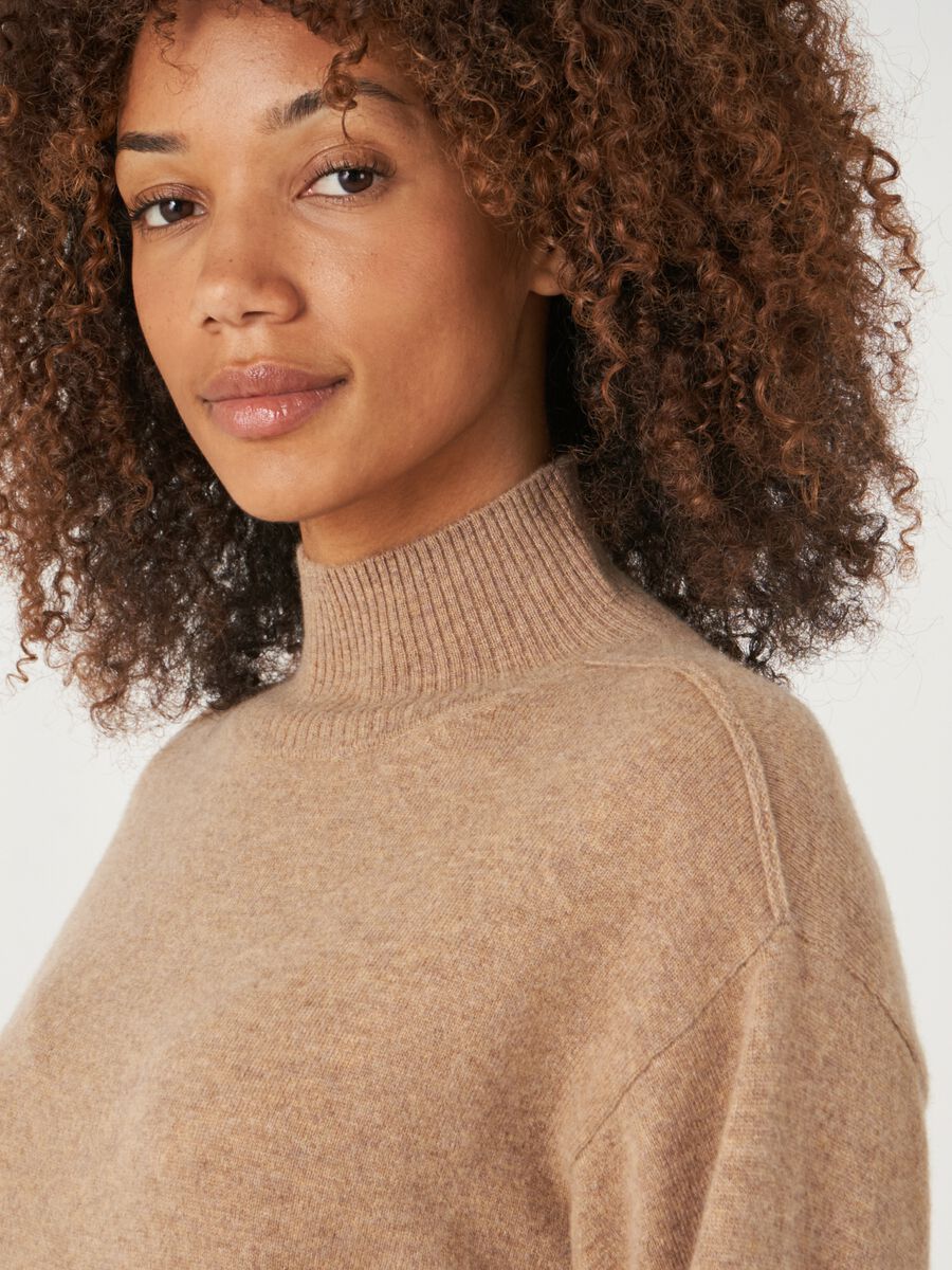 Loose fit cashmere trui met opstaande kraag met split image number 3