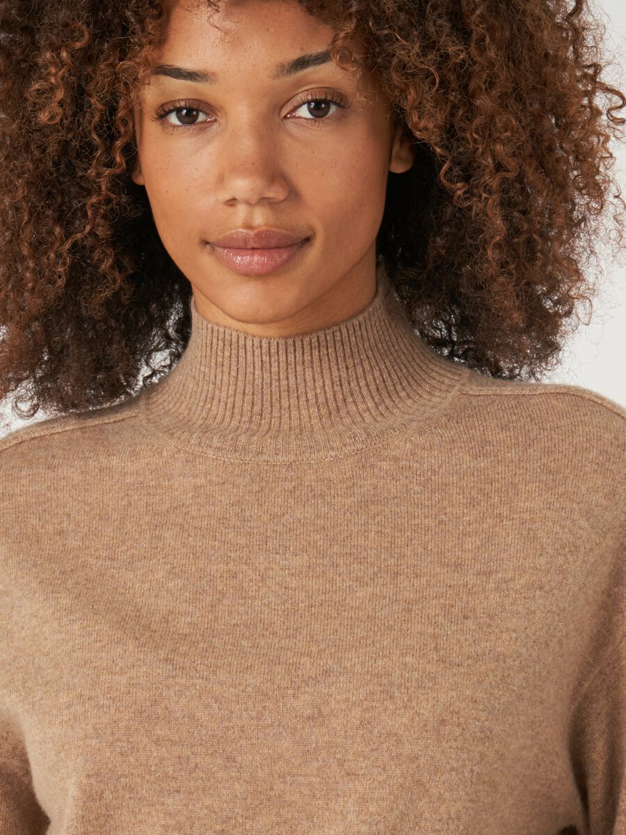 Loose fit cashmere trui met opstaande kraag met split image number 4