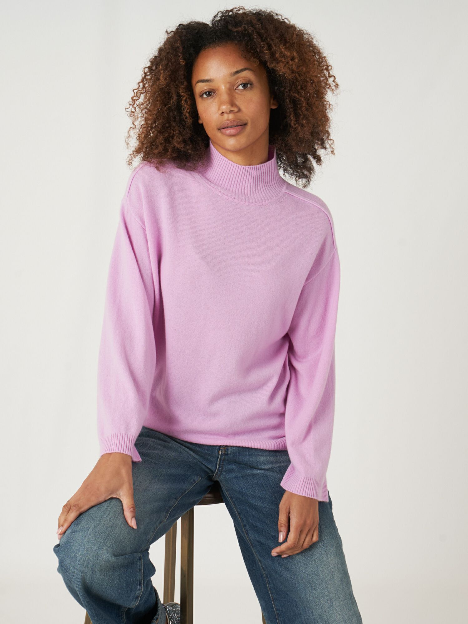 Loose fit organic cashmere with slit stand collar