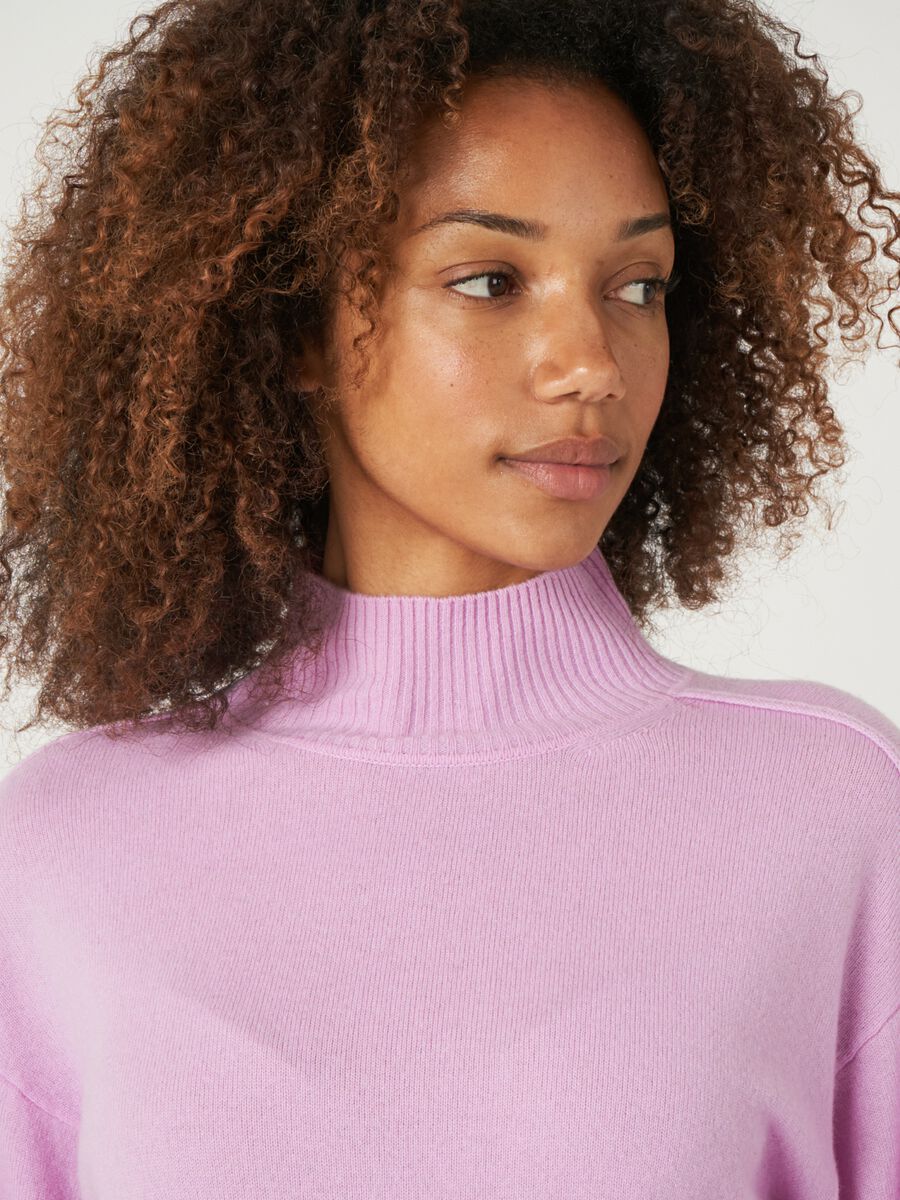 Loose fit organic cashmere with slit stand collar  image number 4