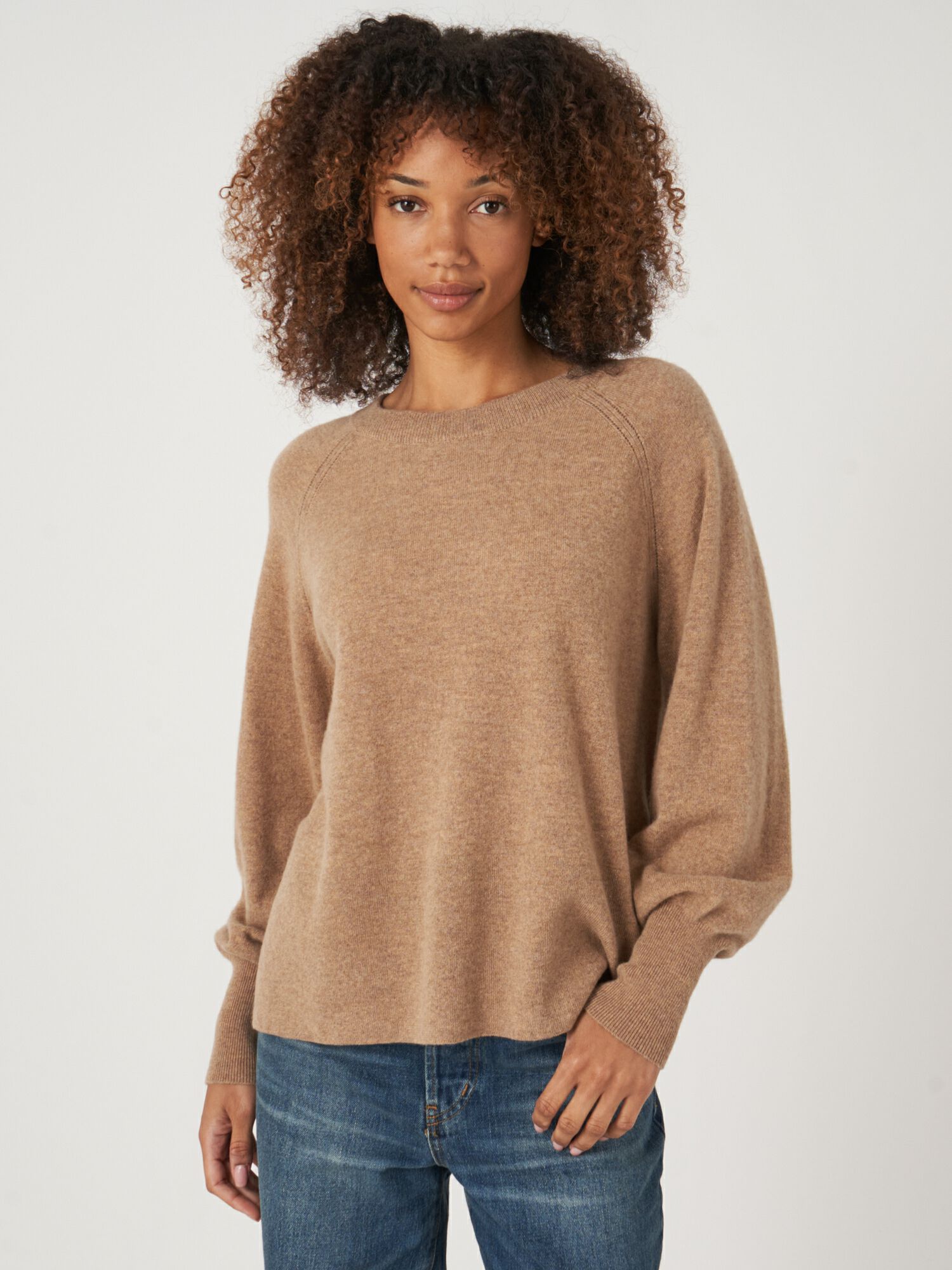 Women's Cashmere raglan sweater with high ribbed hem and side slit