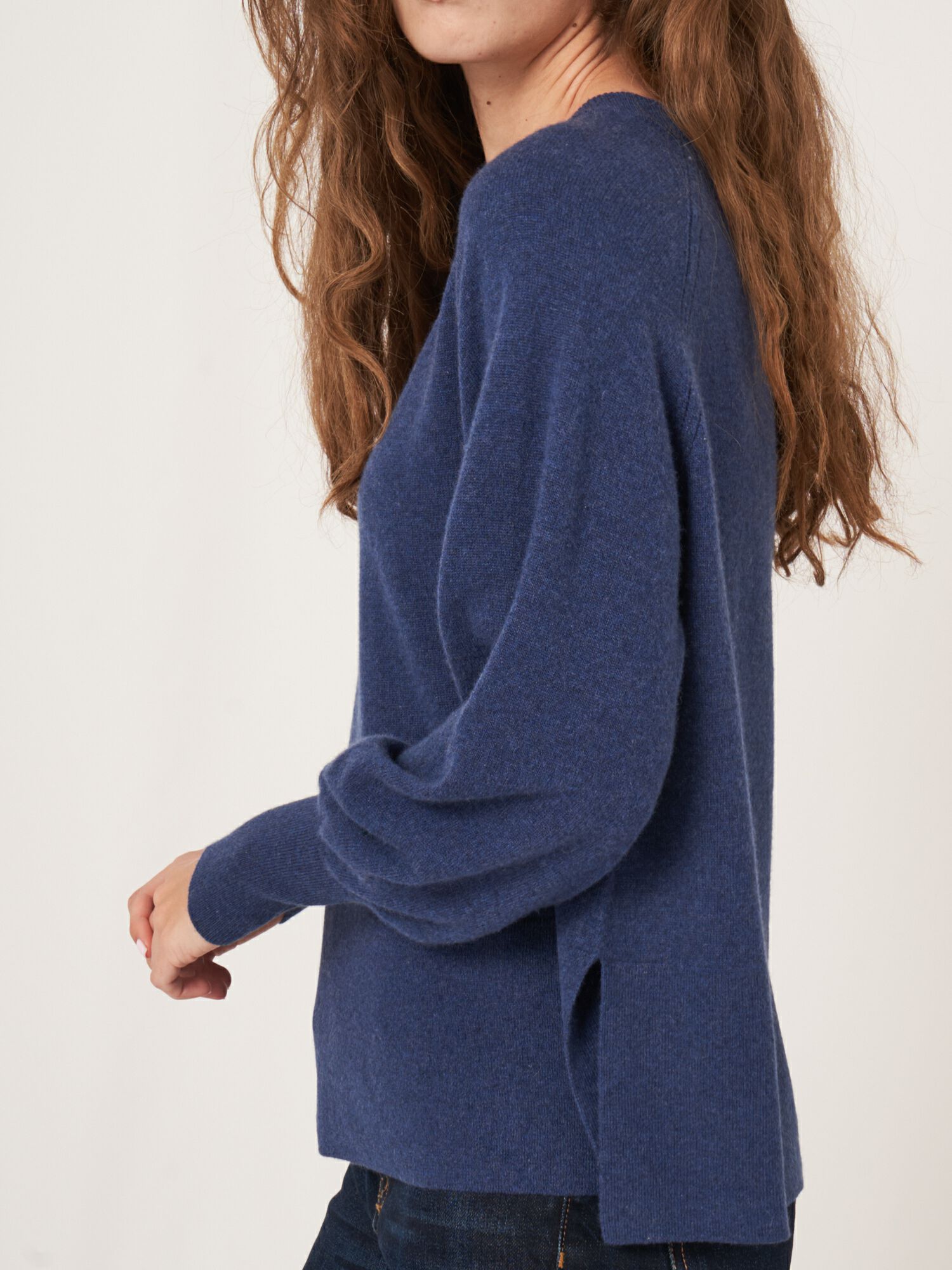 Cashmere raglan sweater with high ribbed hem and side slit