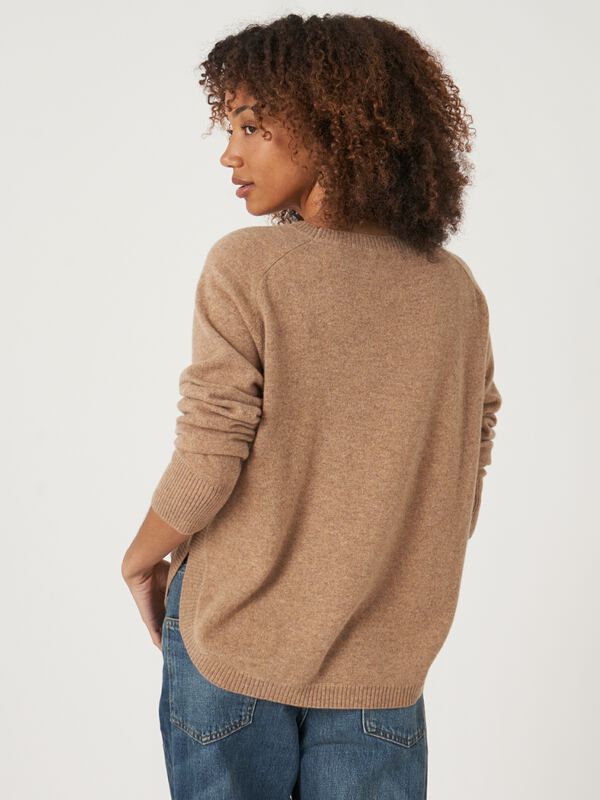 Kaschmirpullover mit rundem Saum und U-Boot-Ausschnitt image number 1