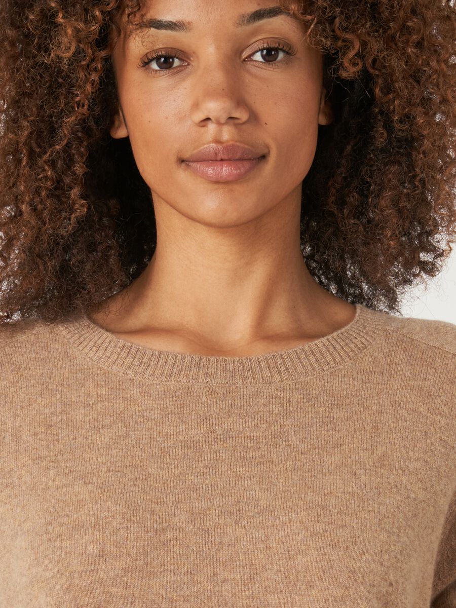 Round hem cashmere sweater with boatneck image number 4