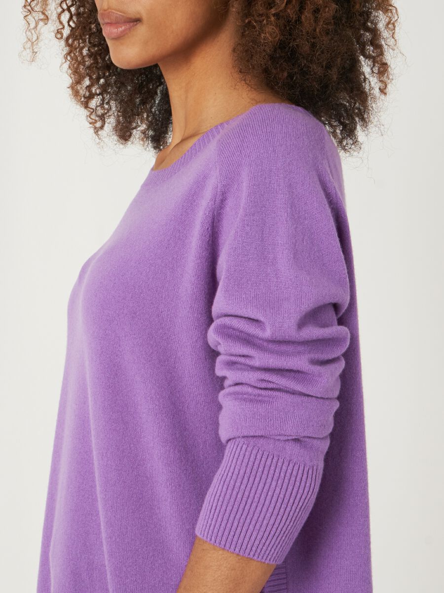 Kaschmirpullover mit rundem Saum und U-Boot-Ausschnitt image number 3