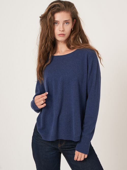 Round hem cashmere sweater with boatneck