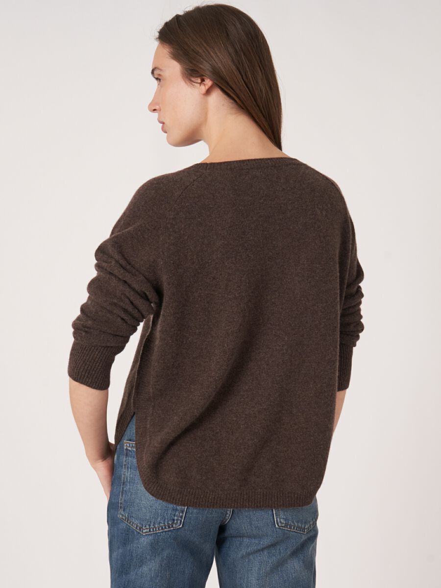 Leichter 100% Kaschmir-Pullover mit U-Boot-Ausschnitt image number 1