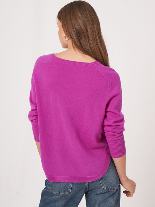 Kaschmirpullover mit rundem Saum und U-Boot-Ausschnitt