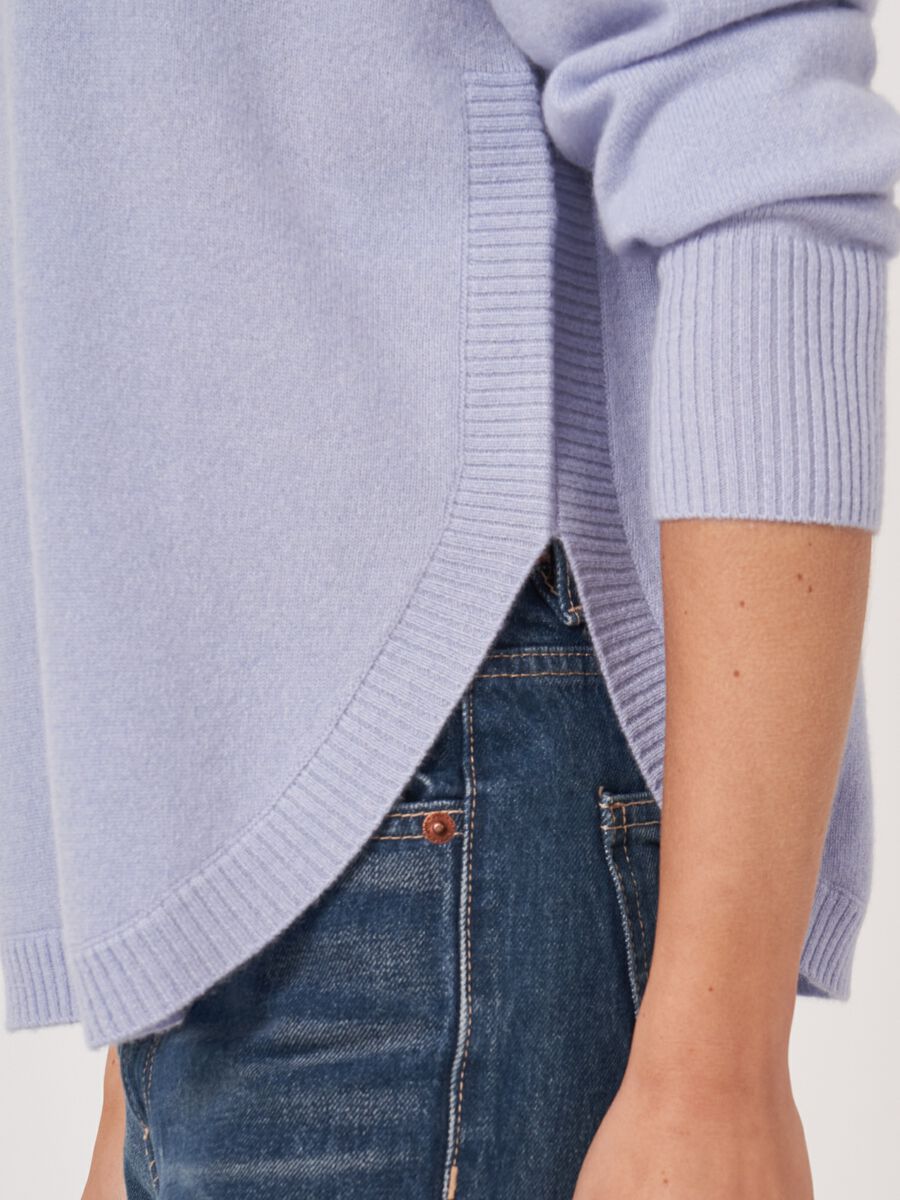 Round hem cashmere sweater with boatneck image number 2