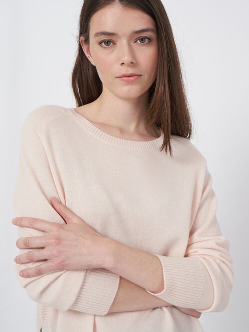 Round hem cashmere sweater with boatneck