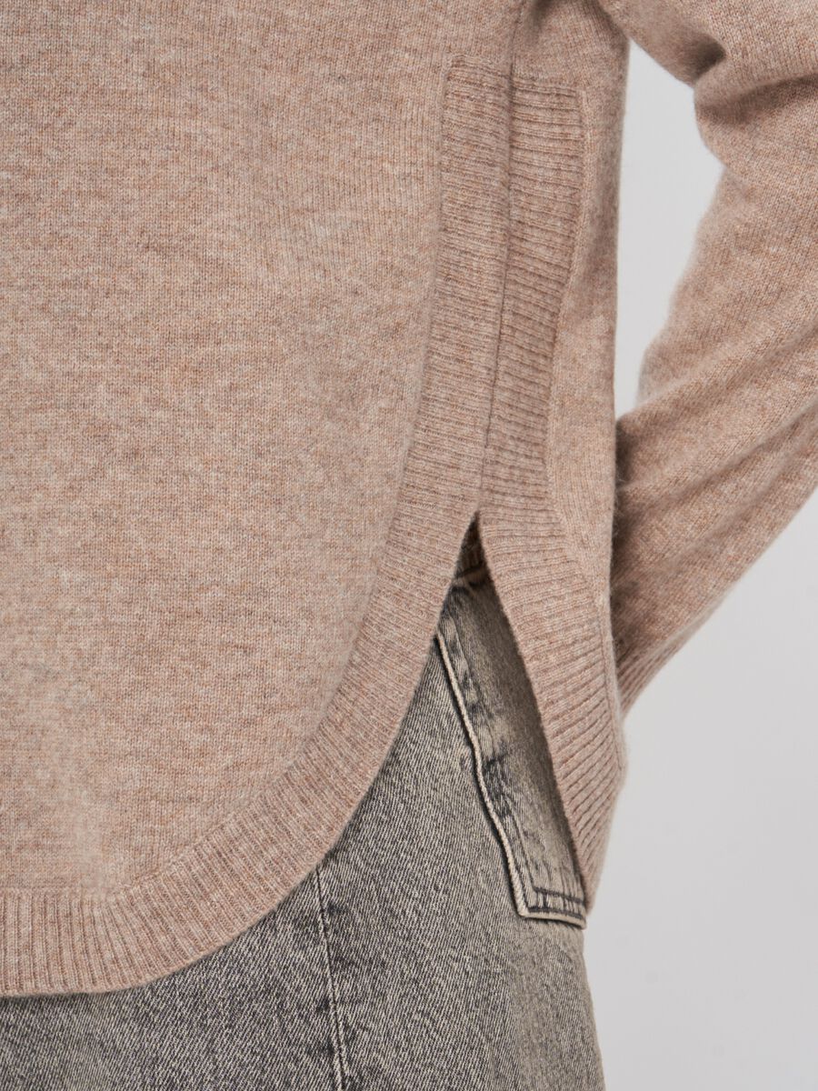 Round hem cashmere sweater with boatneck image number 2