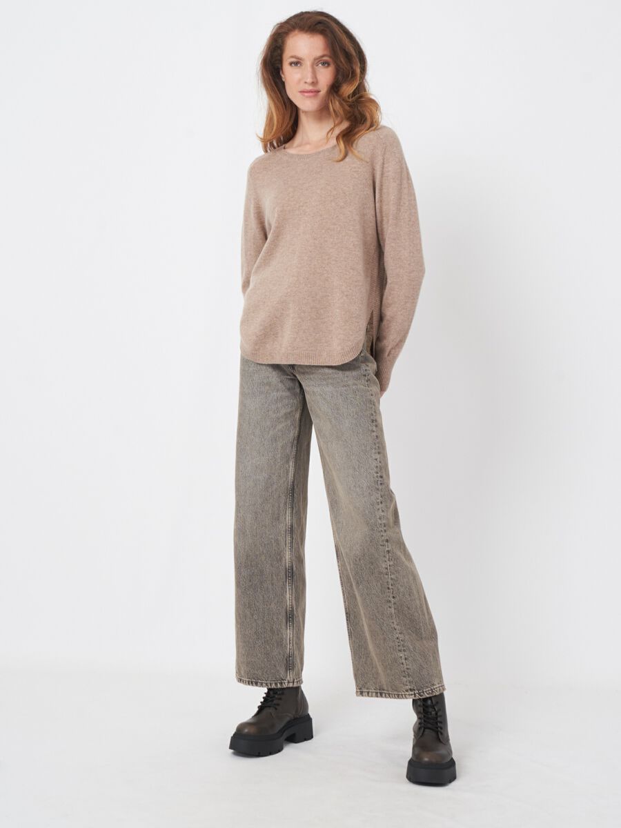 Round hem cashmere sweater with boatneck image number 4