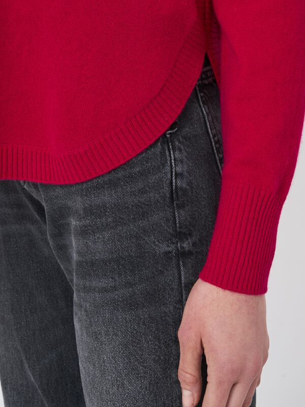 Round hem cashmere sweater with boatneck image number 2