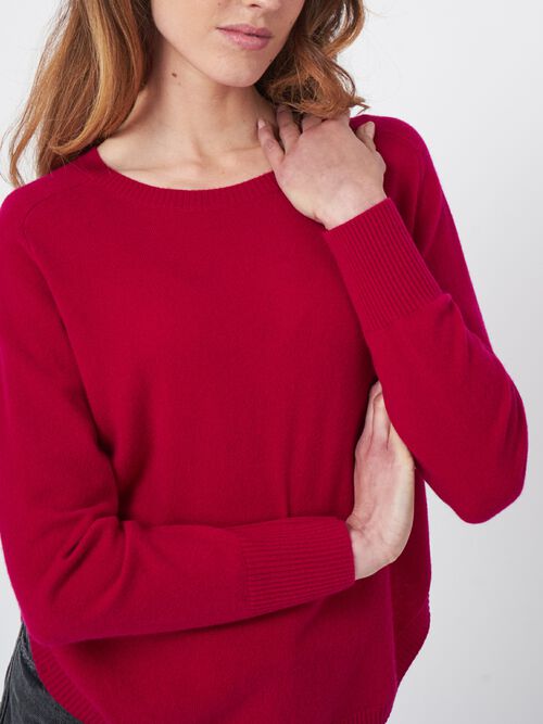 Round hem cashmere sweater with boatneck