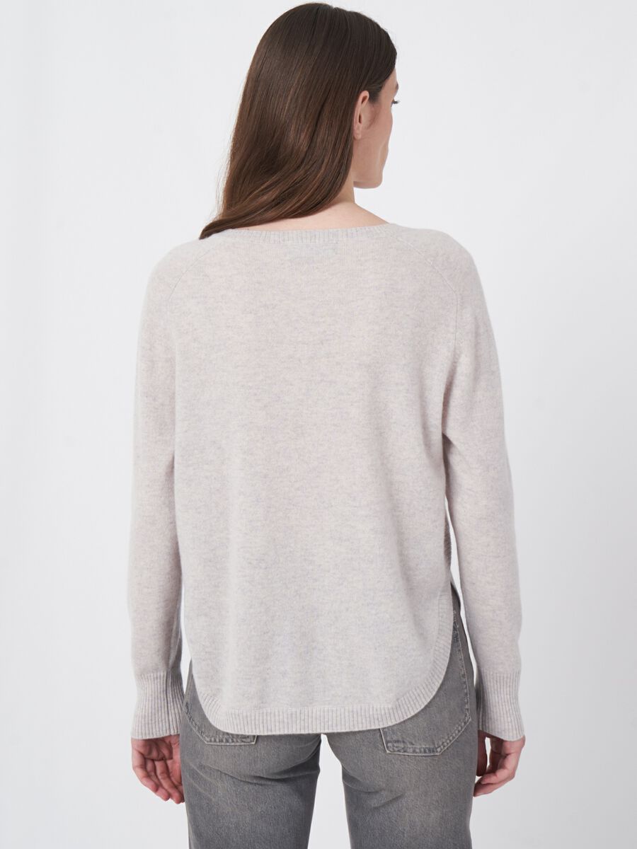 Kaschmirpullover mit rundem Saum und U-Boot-Ausschnitt image number 3