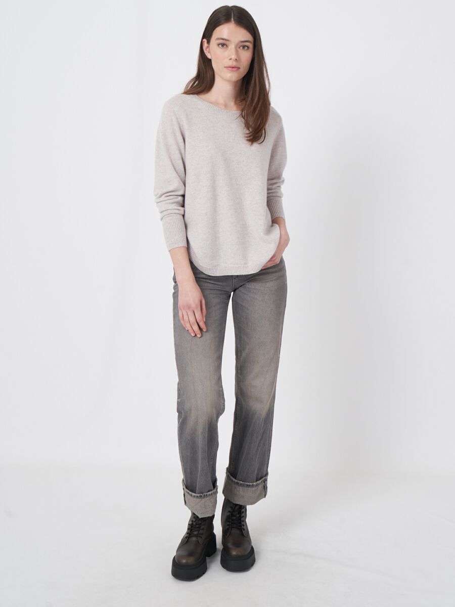 Kaschmirpullover mit rundem Saum und U-Boot-Ausschnitt image number 4