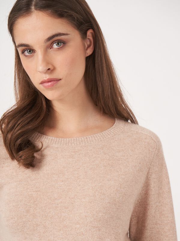 Pull en cachemire &agrave; ourlet rond et col bateau image number 2