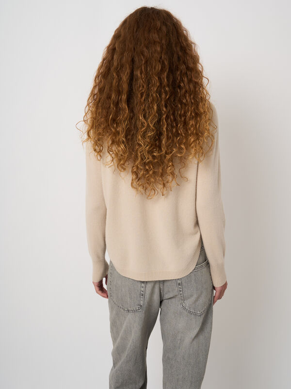 Leichter 100% Kaschmir-Pullover mit U-Boot-Ausschnitt image number 2