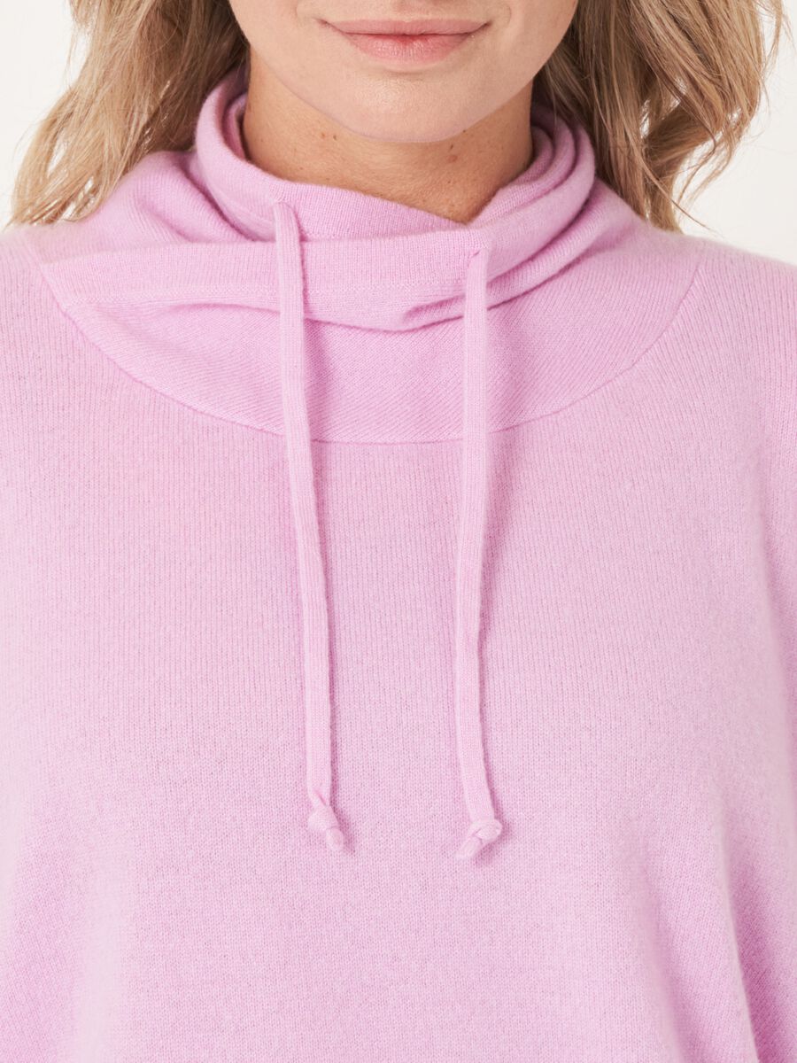 Sportieve cashmere trui met opstaande kraag met trekkoord image number 2
