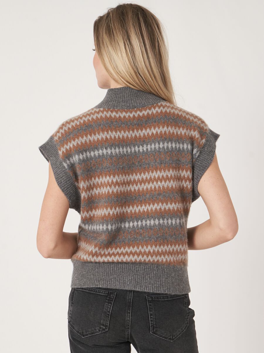 Mouwloze intarsia trui met geribde opstaande kraag image number 2