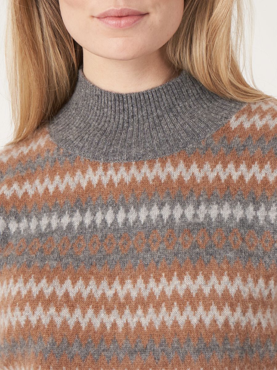 Mouwloze intarsia trui met geribde opstaande kraag image number 3