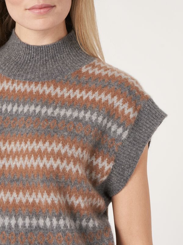 Pull sans manches en intarsia avec col montant c&ocirc;tel&eacute; image number 4