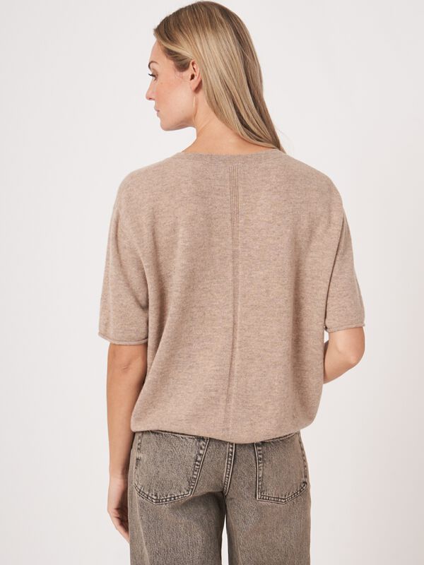 Cashmere trui met korte mouw en gebreid detail op de rug image number 1