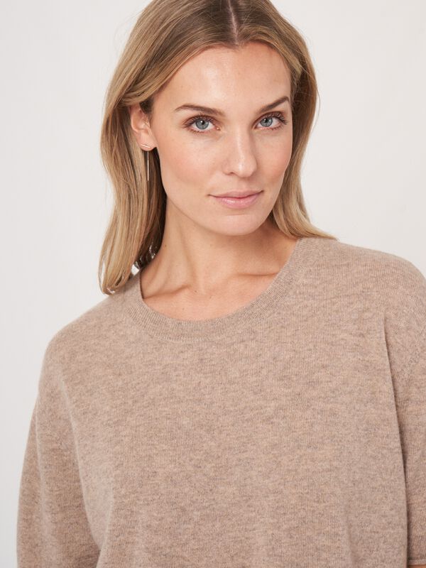 Cashmere trui met korte mouw en gebreid detail op de rug image number 3