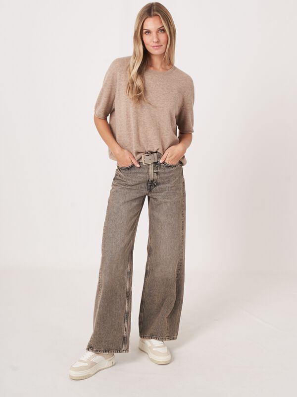 Cashmere trui met korte mouw en gebreid detail op de rug image number 4