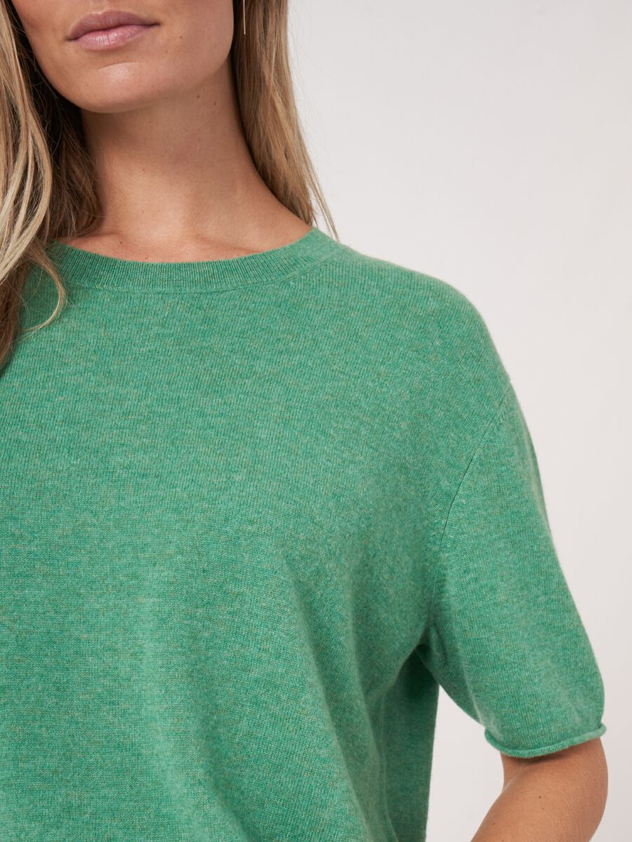 Short sleeve cashmere sweater with knitted detail at the back image number 2