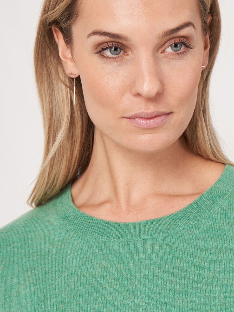 Short sleeve cashmere sweater with knitted detail at the back image number 3