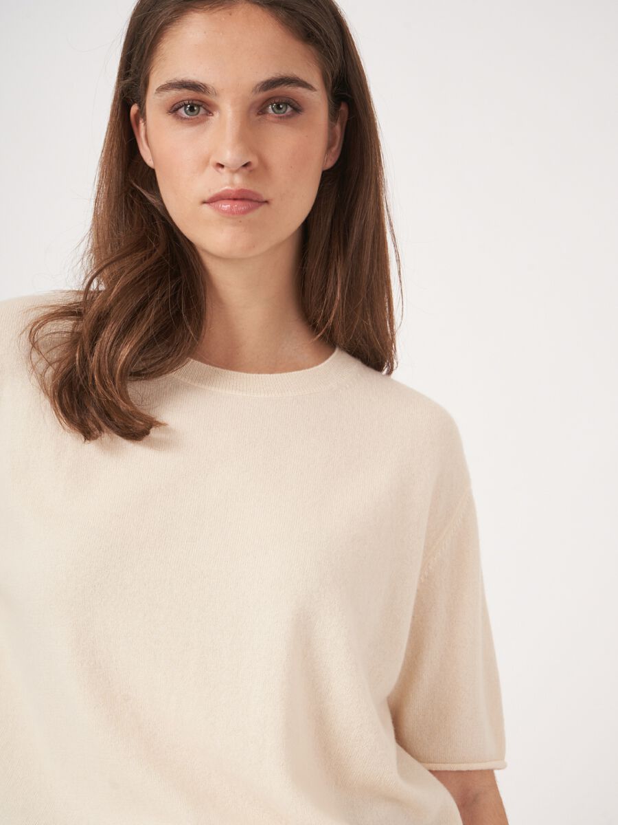 Short sleeve cashmere sweater with knitted detail at the back image number 3