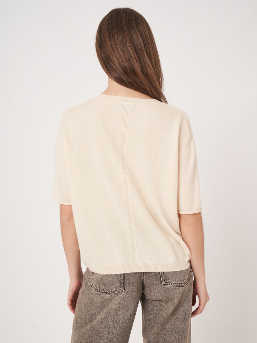 Short sleeve cashmere sweater with knitted detail at the back image number 5
