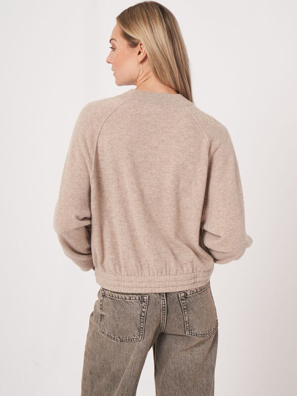 Cashmere trui met trekkoord aan de taille image number 1