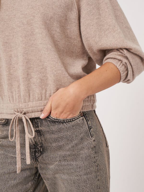 Cashmere trui met trekkoord aan de taille image number 2