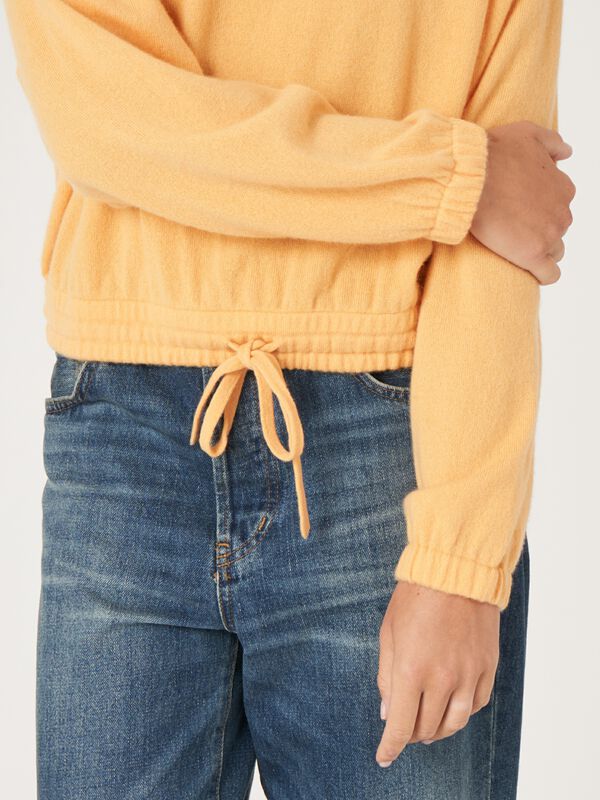 Cashmere trui met trekkoord aan de taille image number 4